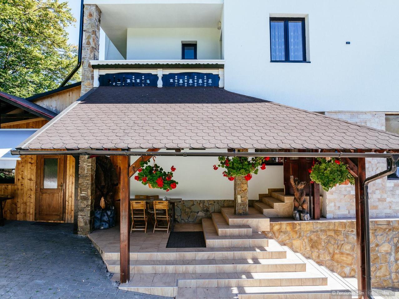 Lodge Elim *